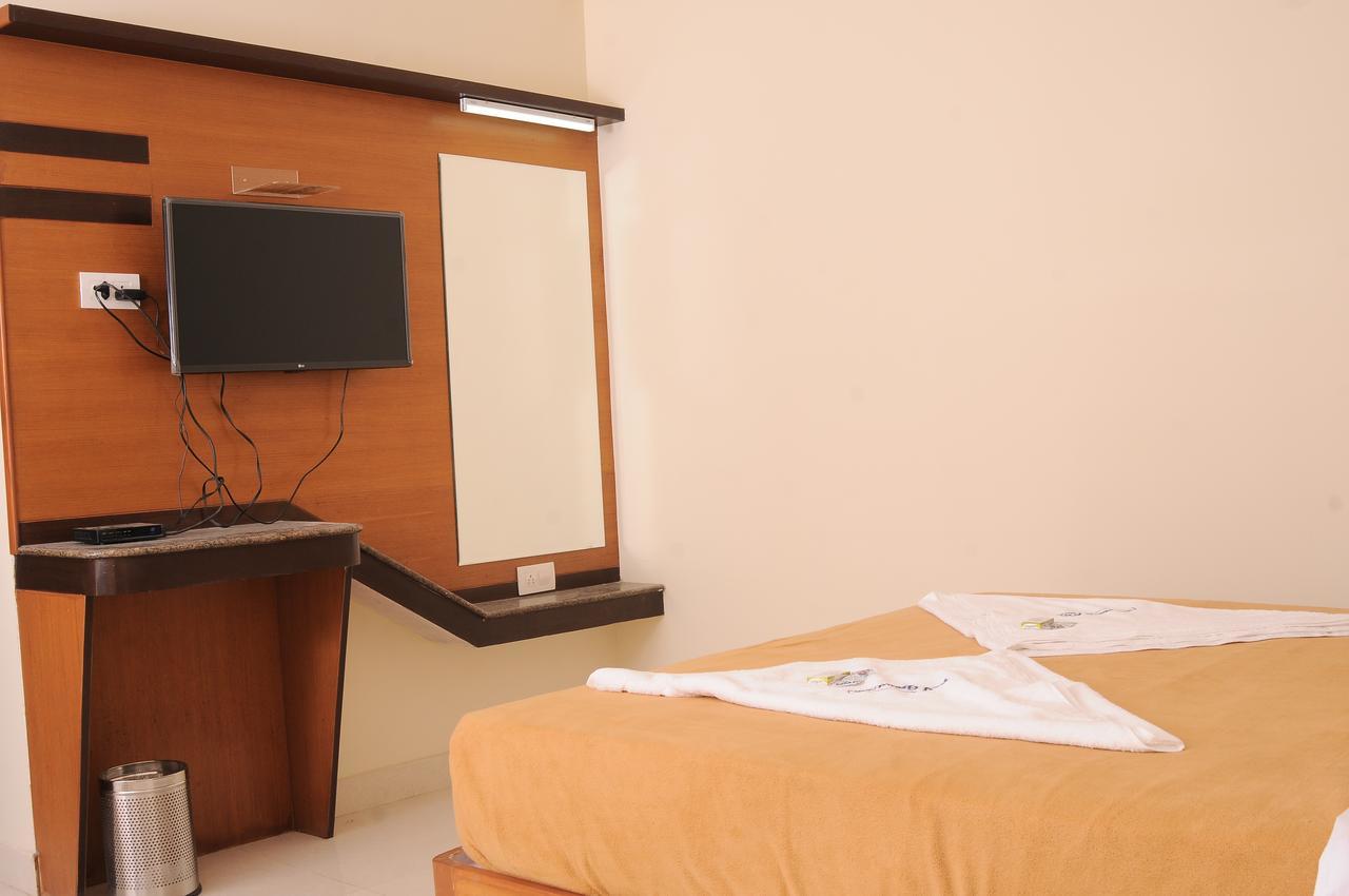 העיר בנגלור Hlv Grand Inn מראה חיצוני תמונה